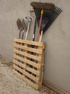 garden-tool-pallet-diy